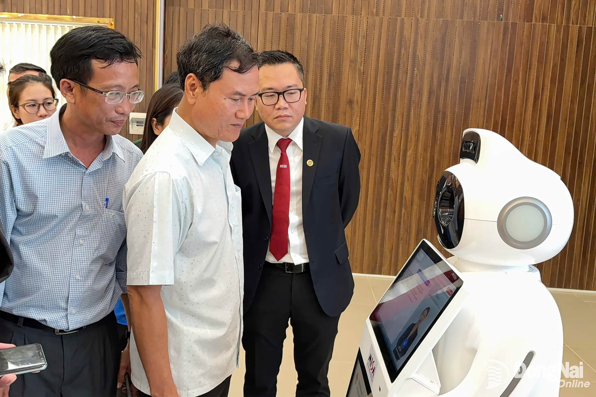 Robot AI tiếp dân tại UBND: kết quả thực tế sau 6 tháng ở Đồng Nai và Ninh Bình